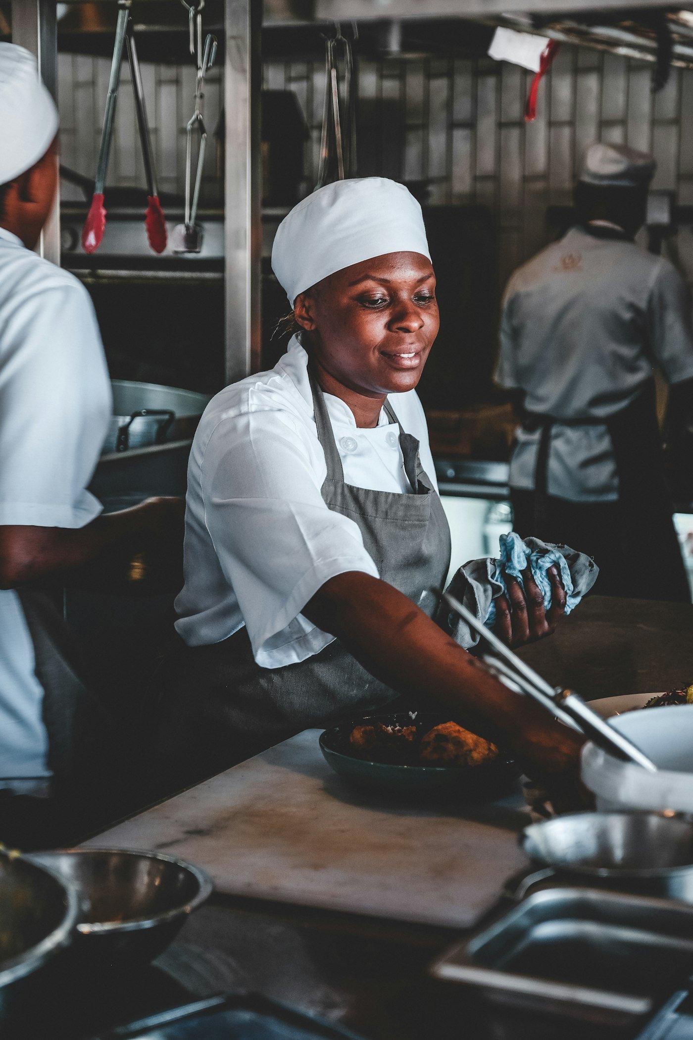 Cheffe cuisinant dans une cuisine professionnelle