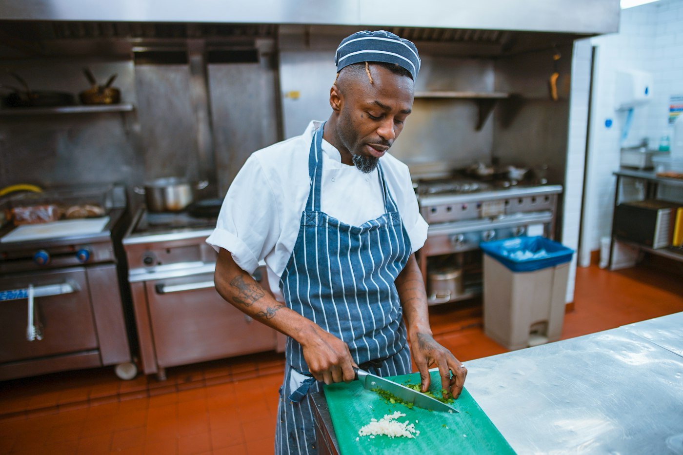Chef découpant des légumes en cuisine